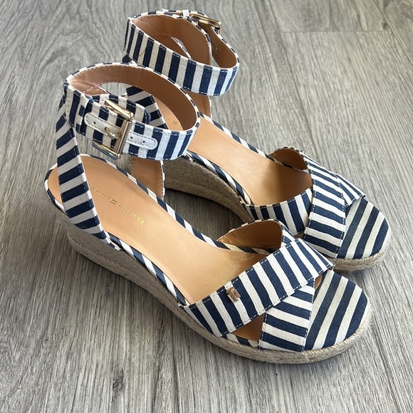 Tommy Hilfiger Yaslin 2 Wedge Sandal Size 8.5M - Picture 3 of 8